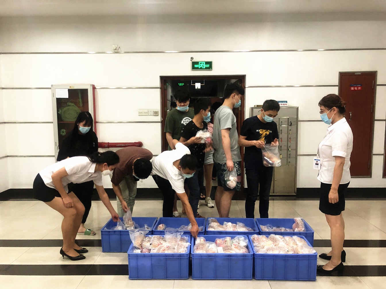 暖人心，鼓干勁 - 公司工會慰問一線加班員工